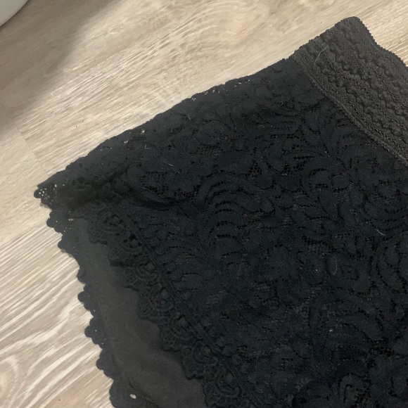 Black lace shorts - Picture 2 of 4